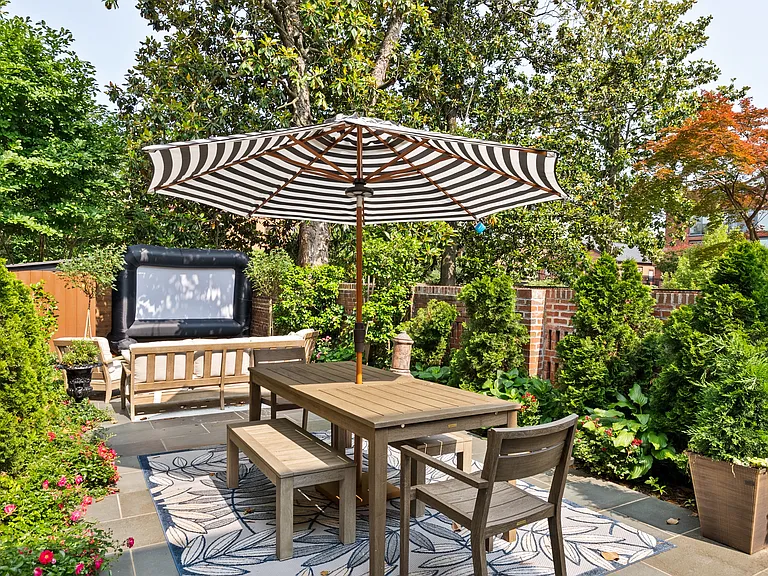 1063 Thomas Jefferson St NW — Photo 12