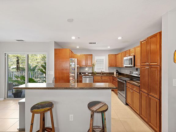 2nd image of 465 NE 1st Street