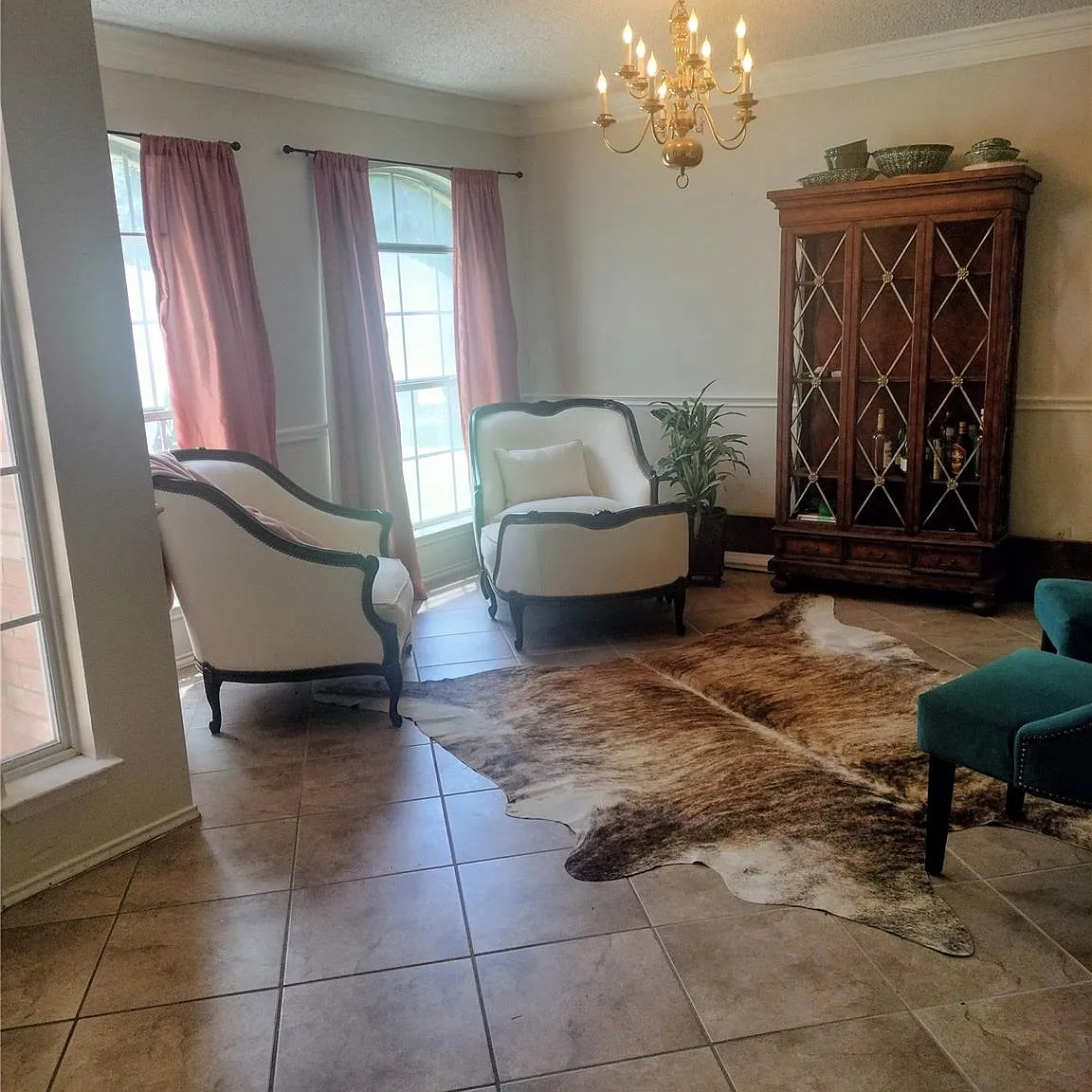 4 bed, 2.5 bath, 2732 sqft, $2,400 — Photo 4