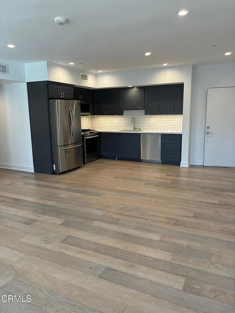2 bed, 2.0 bath, 1090 sqft, $3,949 — Photo 4