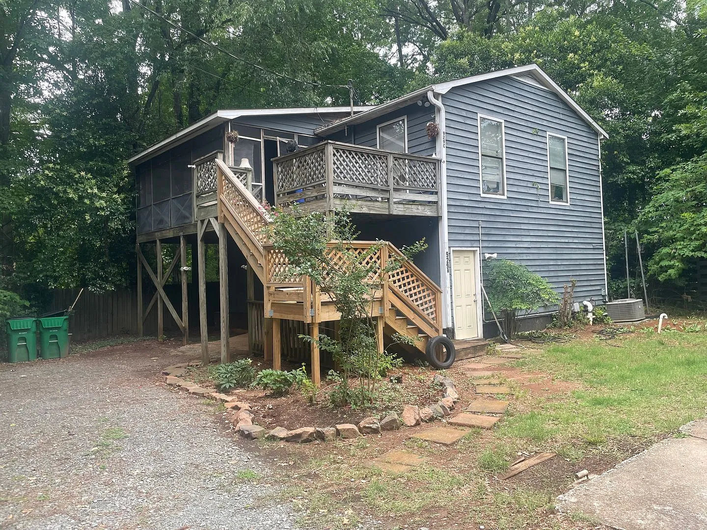 Adorable 2 Bedroom 1 Bath Apartment.Located in the Cotswold Area — Photo 1