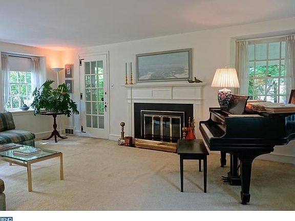 4th image of 612 Arbutus St