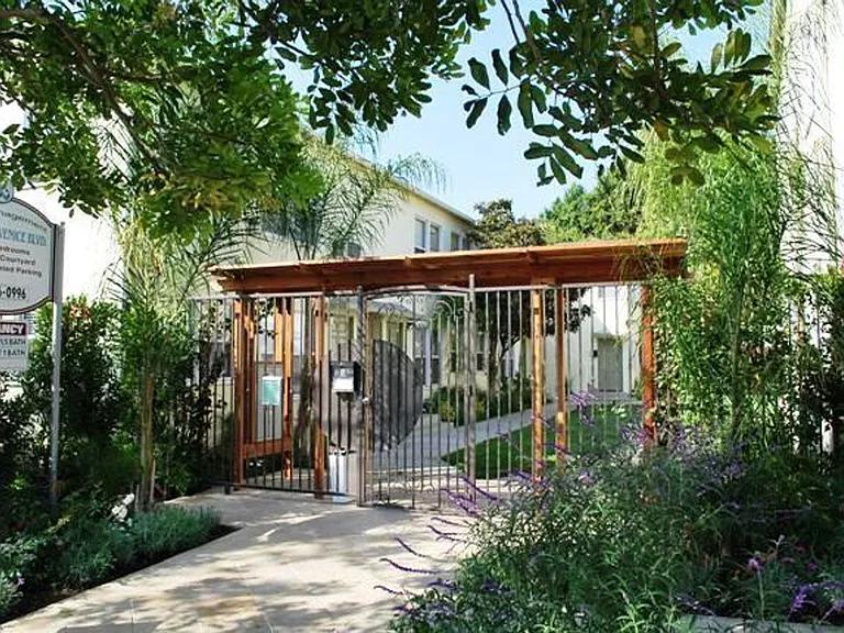 11011 Venice Blvd — Photo 2