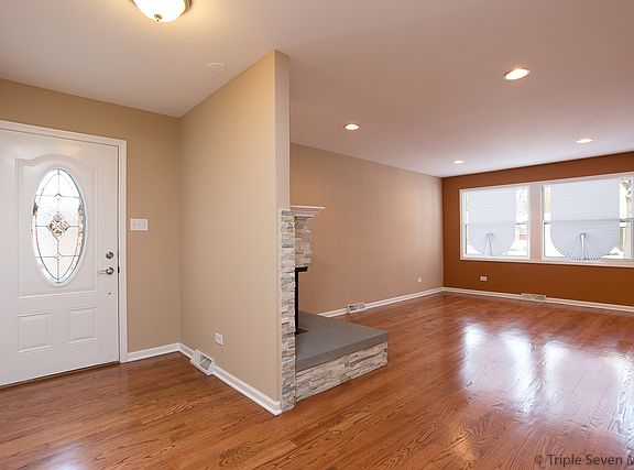 3rd image of 4209 Applewood Ln