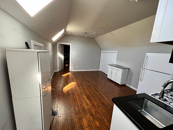 3rd image of 1359 Oak St #Penthouse