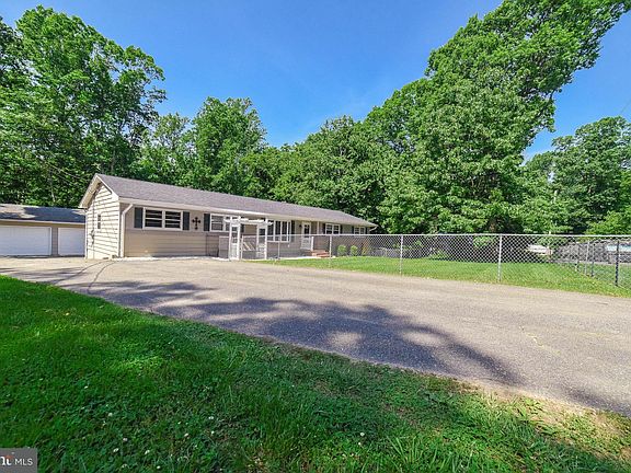 2nd image of 45653 Linden Ln