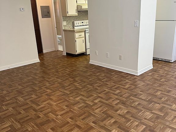 4th image of 901 Hickory St #205