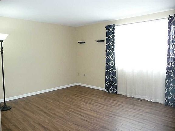 3rd image of 131 Bellwood Ct