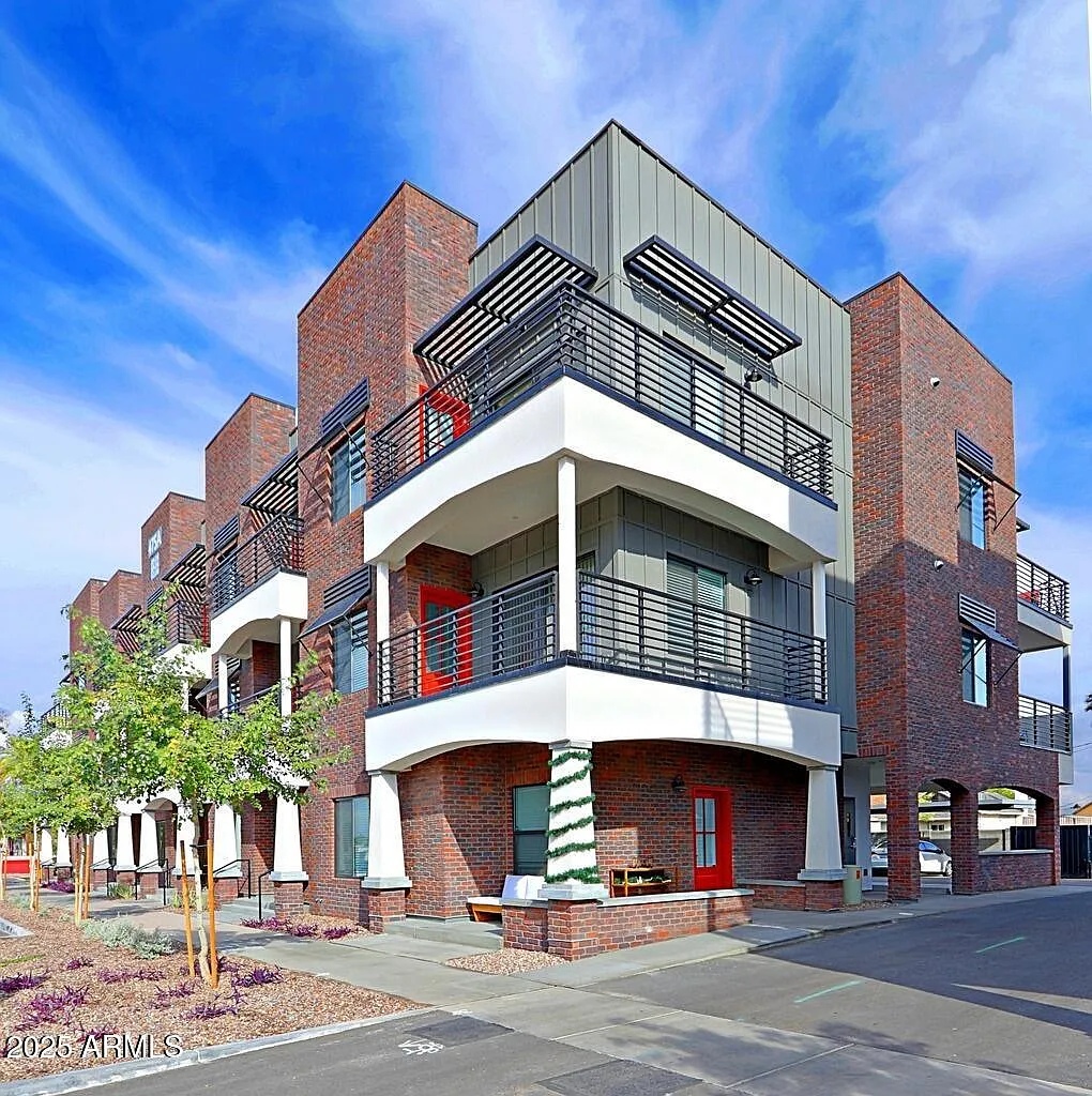 1 bed, 1.0 bath, 561 sqft, $1,800 — Photo 2