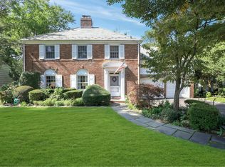 20 Sargent Pl, Manhasset, NY 11030