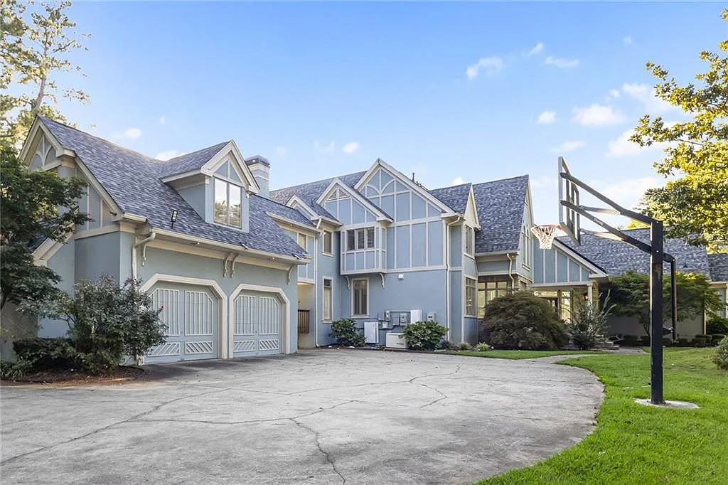 5 bed, 6.0 bath, 5602 sqft, $10,000 — Photo 2