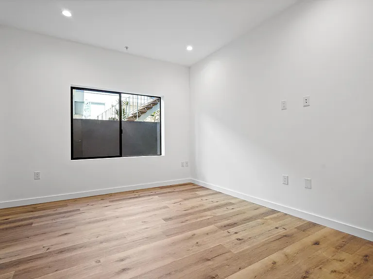 5022 Whitsett Ave #101 — Photo 16