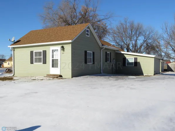 212 3rd St N, Casselton, ND 58012