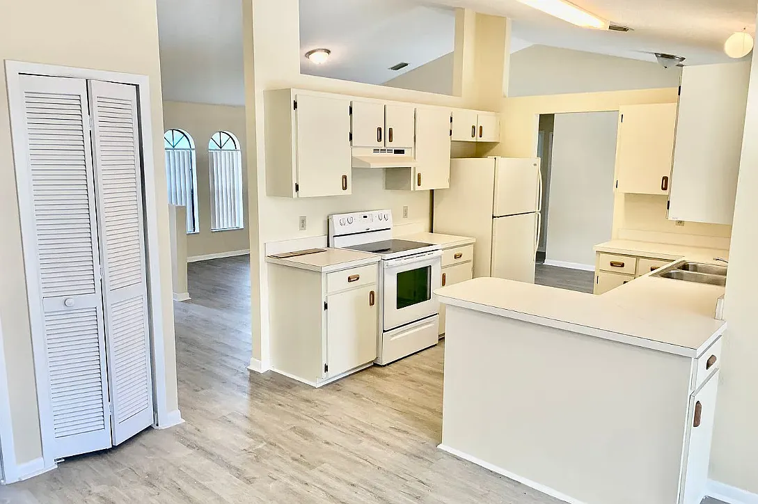 4 bed, 2.0 bath, 1950 sqft, $2,600 — Photo 4