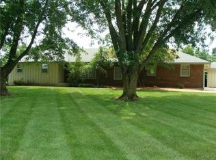 6321 Heritage Ct, Stilwell, KS 66085
