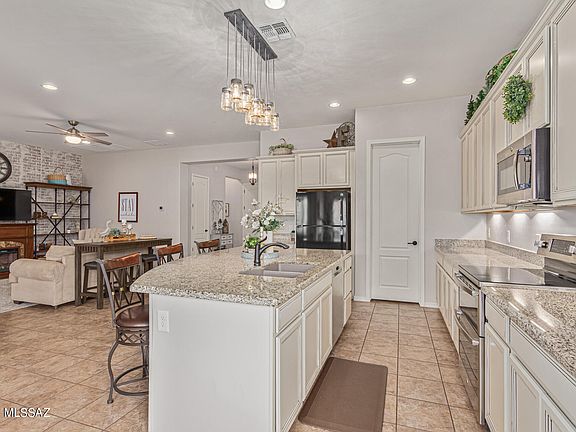 5th image of 1077 W Desert Firetail Ln