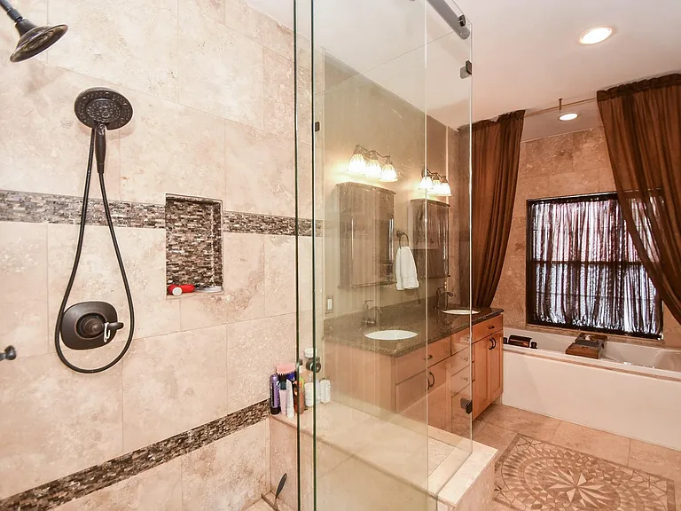 1129 W 15th 1/2 St #B — Photo 25