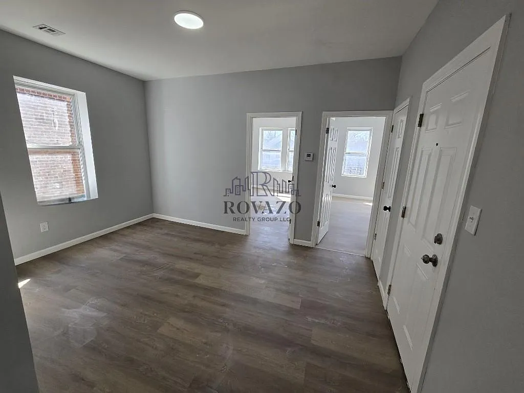 Building Photo - 387 Avon Ave #3A