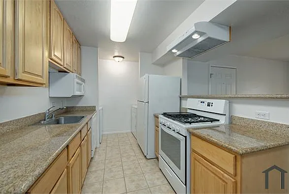 1229 Lakeview Cir — Photo 3
