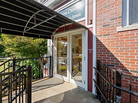 4th image of 16 Willow St Unit 105