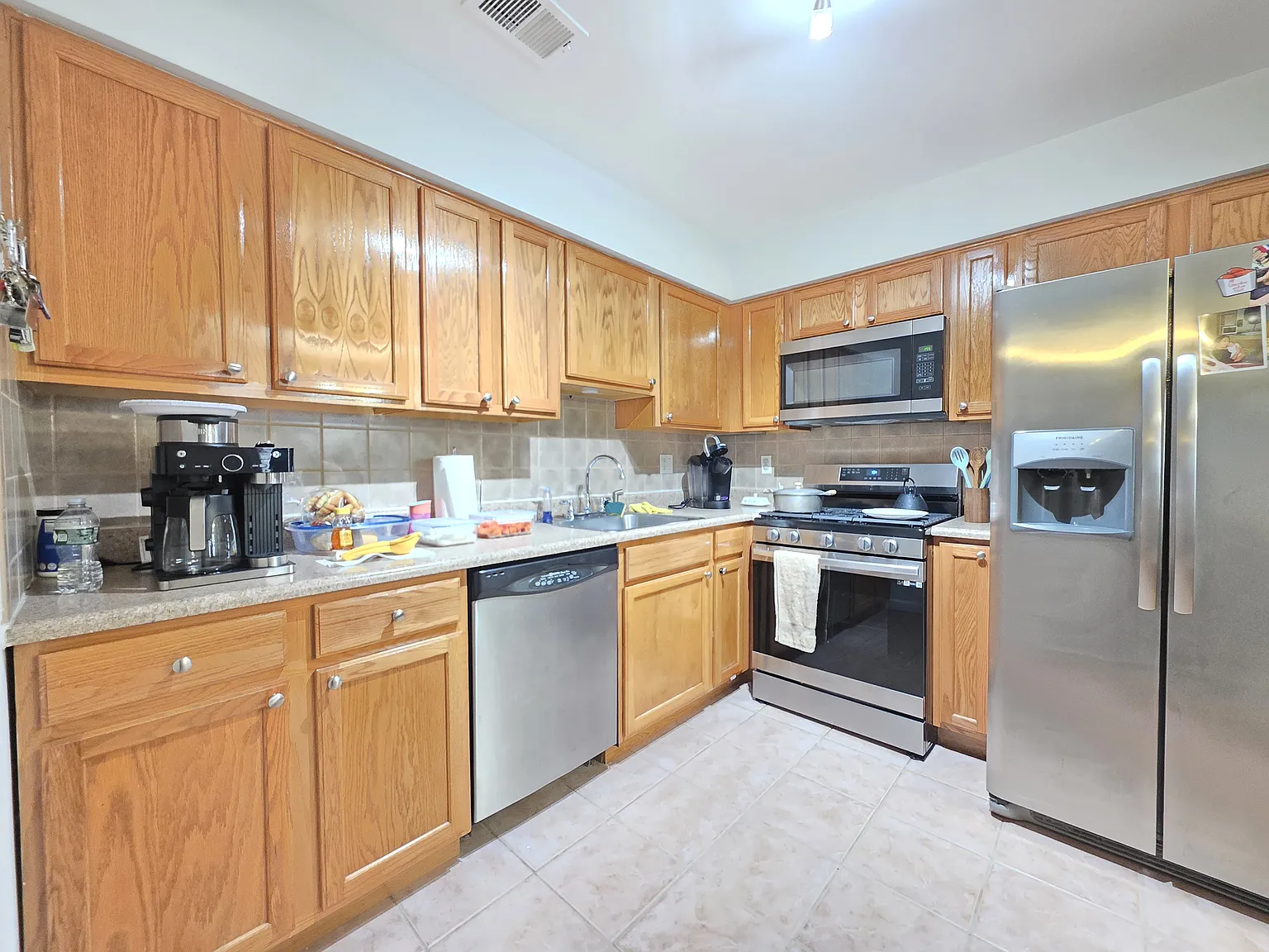 3 bed, $2,400 — Photo 2