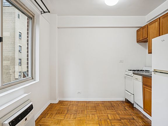 3rd image of 225 E 46th St APT 9L