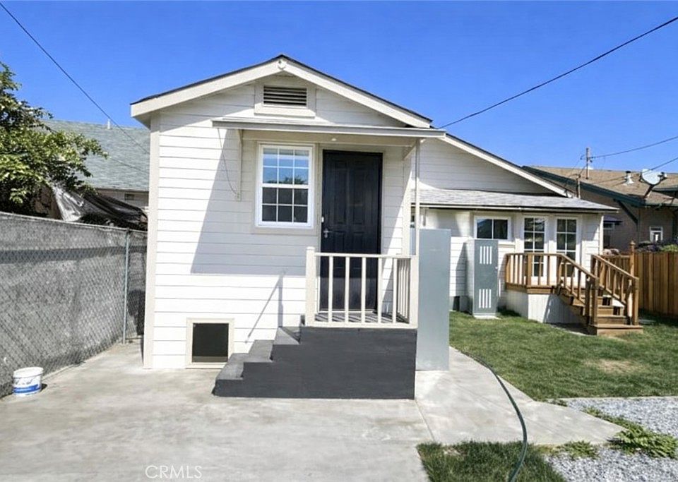 2nd image of 1344 1/2 E 43rd Pl