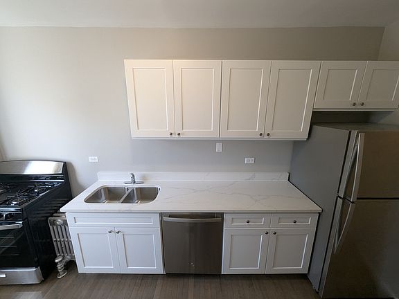 3rd image of 6701 N Greenview Ave #1