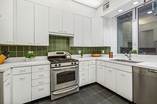 Rented by Luxian International Realty LLC | media 67