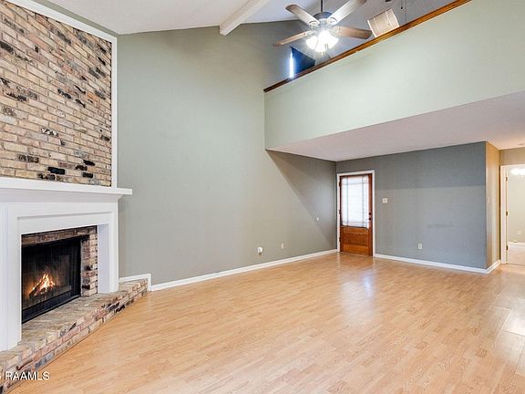 5th image of 107 Logan St