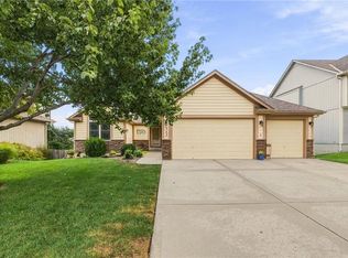 343 SE Wood Ln, Lees Summit, MO 64063