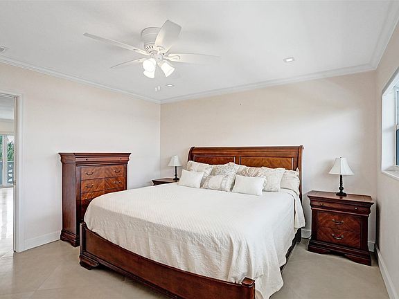 4th image of 1001 N Riverside Drive #304