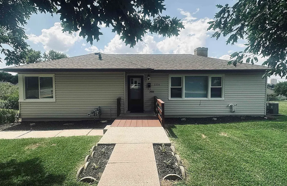 4 bed, 2155 sqft, $2,200 — Photo 1