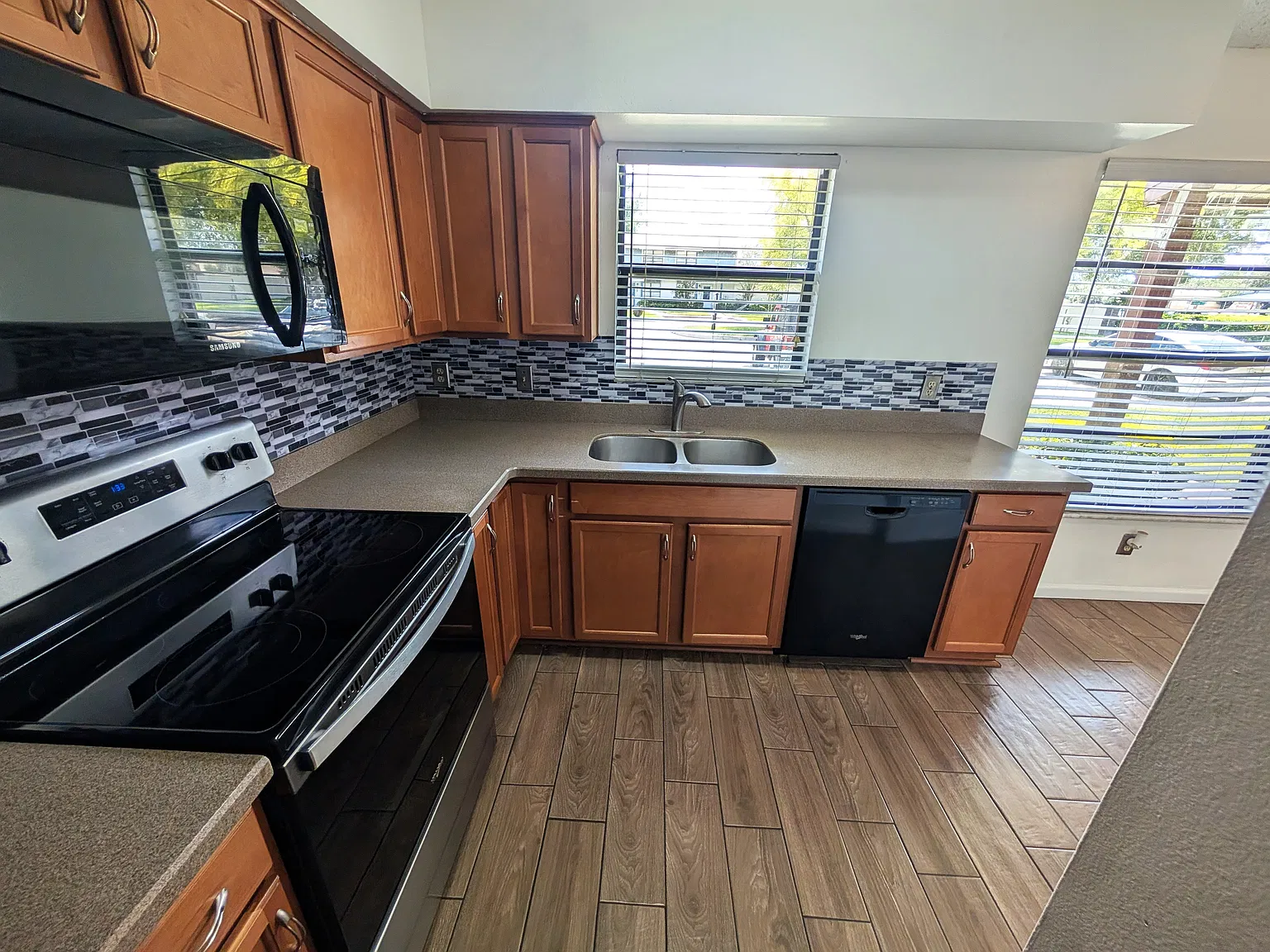 Stunning 2BD/2.5BA Oak Trail Townhome with Private Yard, Pool & Updated Kitchen! — Photo 3