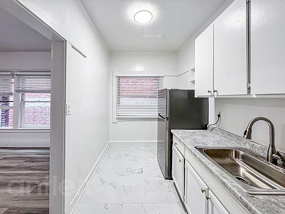 4th image of 916 Grattan St #U202