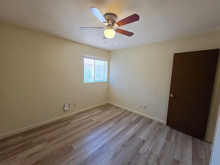 GAU01 627 E Knoll — Photo 13