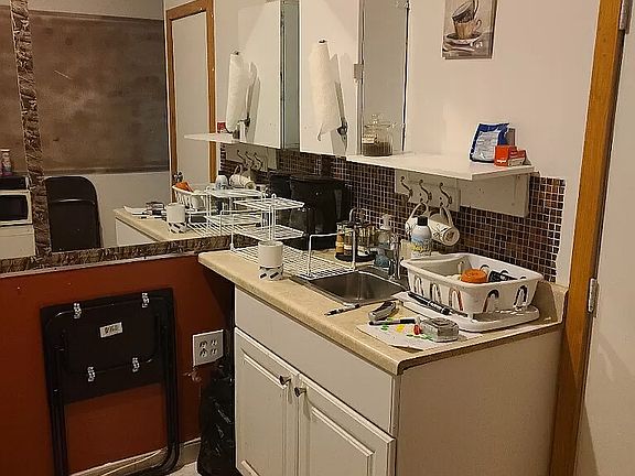 5th image of 308 Rogers Ave