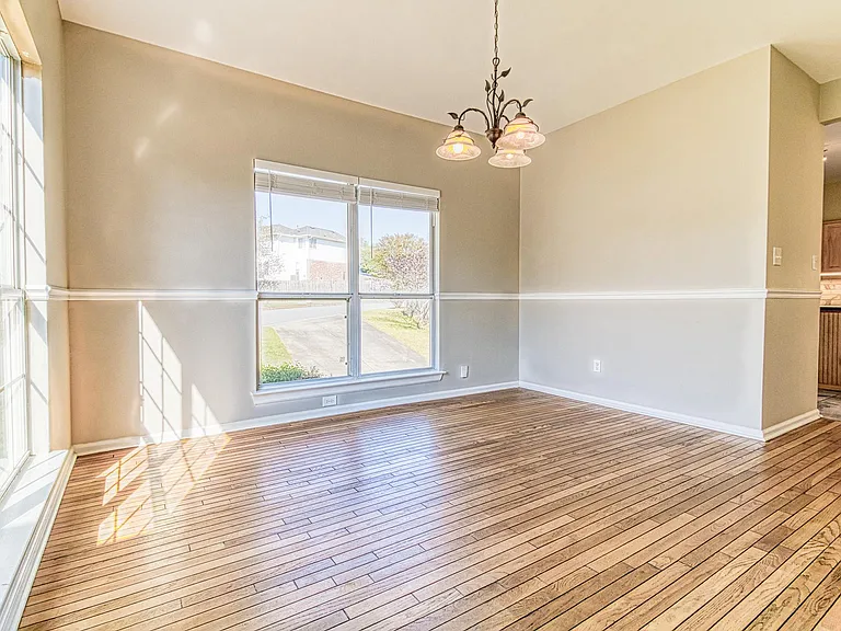 310 W Taylors Xing — Photo 25