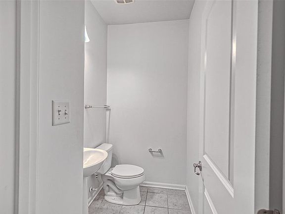 5th image of 403 Pointe View Dr