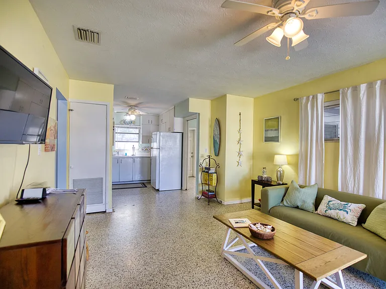 N Tamiami Trl — Photo 4
