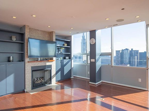 4th image of 701 W Lakeside Ave Penthouse 4/1305
