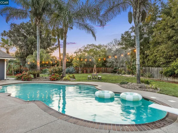 3216 Ravenglass Ct, Walnut Creek, CA 94598