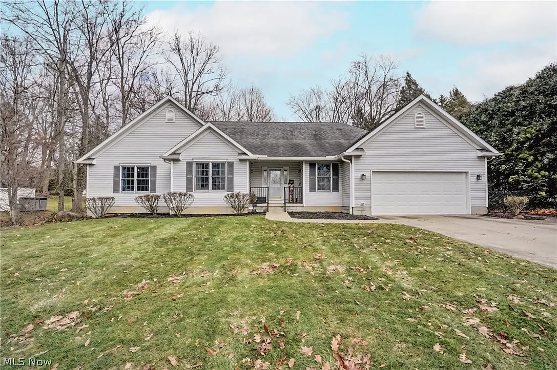 374 Spring Grove Dr photo 1