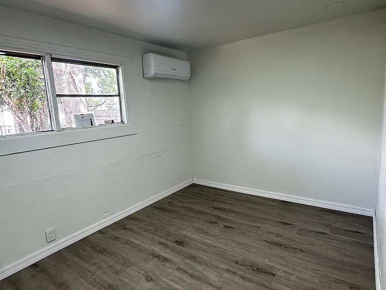 114 Portia St N — Photo 6