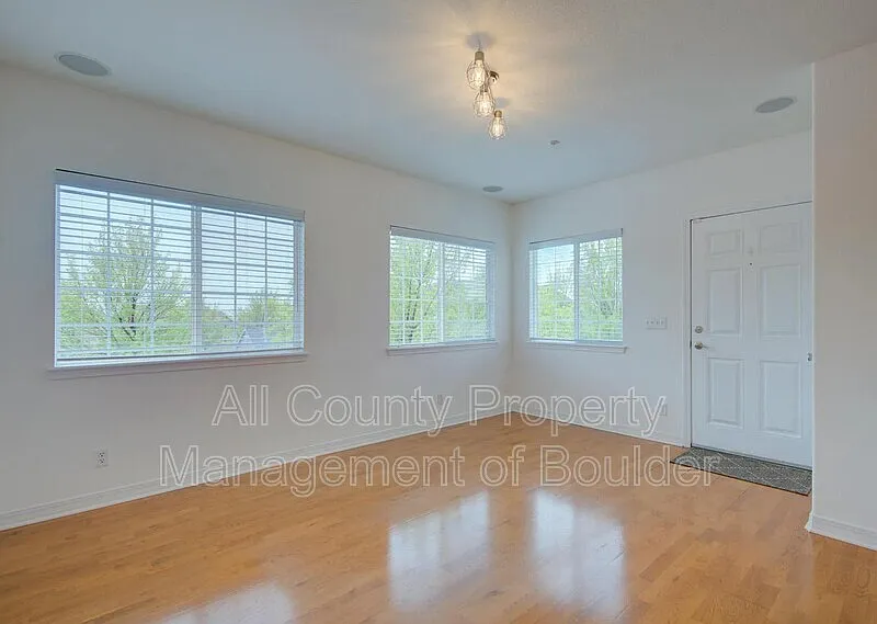 2 bed, 1.0 bath, 861 sqft, $1,975 — Photo 3