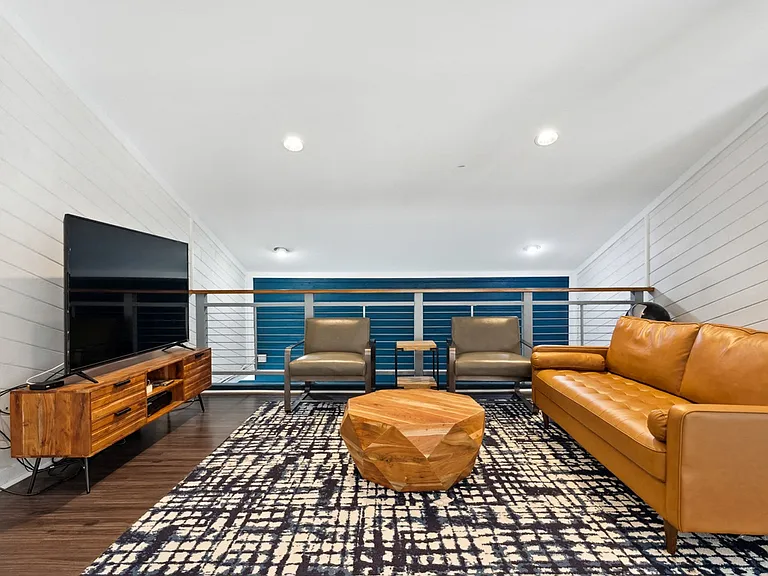 Linkhorn Bay Apartments — Photo 12