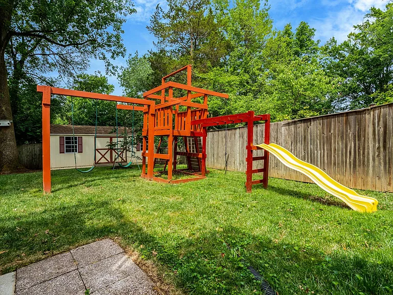7030 Donna Cir — Photo 35