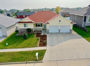 4266 Fieldcrest Dr, Sioux City, IA 51103
