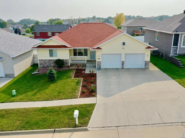 4266 Fieldcrest Dr, Sioux City, IA 51103