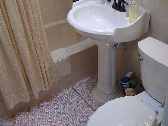 bathroom/pedestal sink
